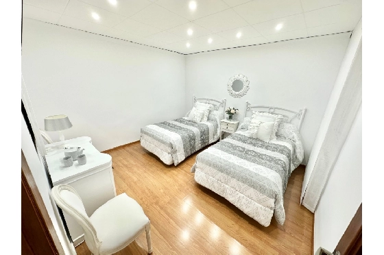 Stadthaus in Pego zu verkaufen, Wohnfläche 456 m², Baujahr 1982, Klimaanlage, Grundstück 224 m², 5 Schlafzimmer, 2 Badezimmer, Pool, ref.: O-V96114-16